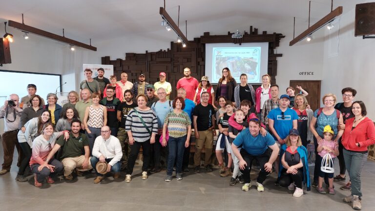 Casi un centenar de personas participan en Añora en una jornada ornitológica dedicada a las aves de la dehesa