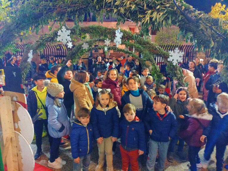 El AMPA El Calvario enciende la decoración navideña del colegio San Miguel de Villanueva de Córdoba
