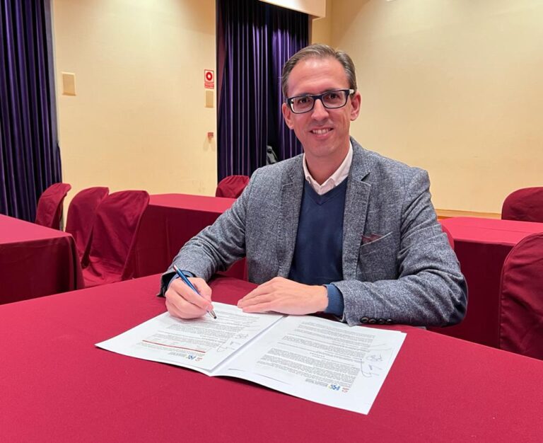 El alcalde firma el mayor contrato del servicio de ayuda a domicilio en Pozoblanco por más de 6 millones de euros