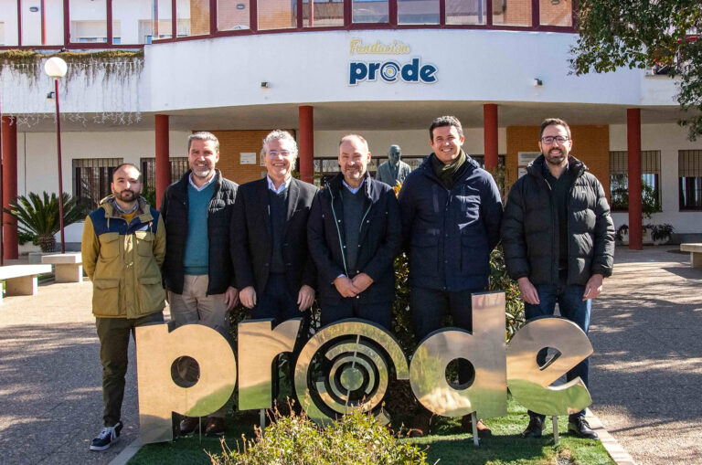 Responsables de Leroy Merlin visitan Fundación PRODE tras finalizar unas obras que han contado con el apoyo económico de esa empresa