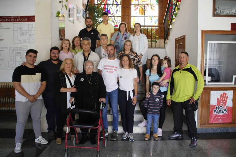 El Ayuntamiento de Hinojosa del Duque rinde homenaje a Manel Flores tras recorrer 900 kilómetros hasta Santiago de Compostela para visibilizar la ataxia