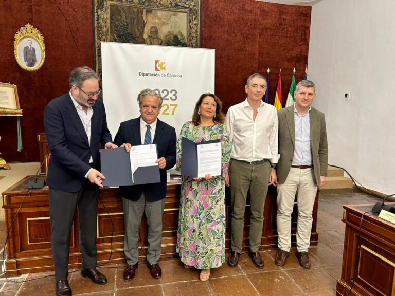 La Junta se compromete a financiar la potabilización del agua de La Colada y firma un convenio con la Diputación