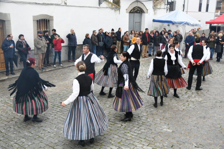 Más de 200 personas de 10 agrupaciones musicales y de danza de Los Pedroches reivindicarán este sábado el folclore popular de esta comarca.