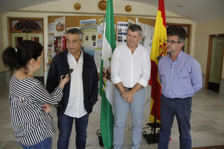 El Ayuntamiento de Hinojosa del Duque recibe la visita del delegado de Agricultura para solucionar la situación del IFAPA