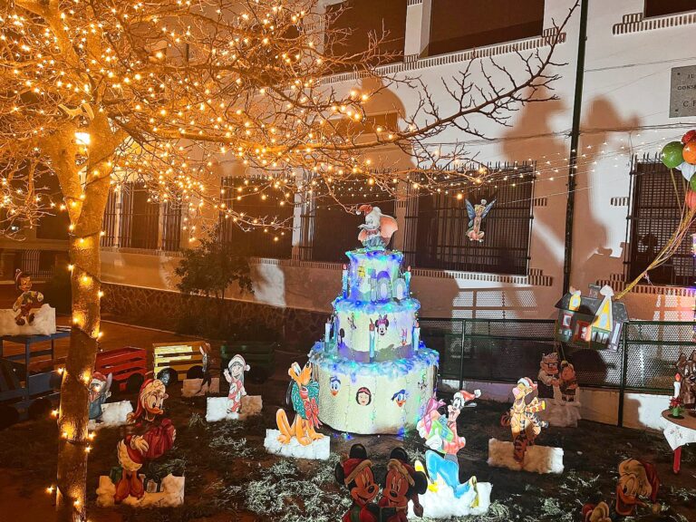 El AMPA El Calvario del CEIP San Miguel de Villanueva de Córdoba enciende su espectacular alumbrado navideño con el lema “Navidad Disney”