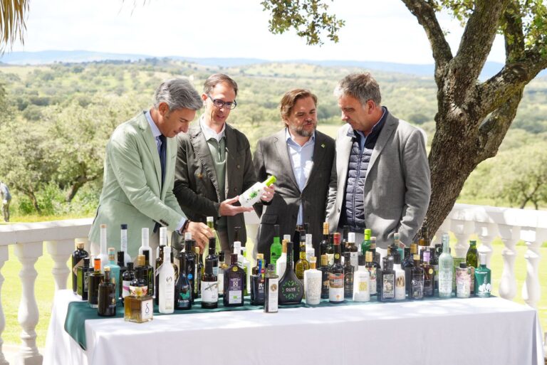 Pozoblanco se convierte en centro de atención del aceite de oliva ecológico al acoger el concurso internacional Ecotrama