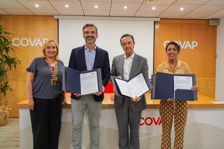 Fernández-Pacheco pone en valor el compromiso de la Junta con el sector ganadero en una visita a COVAP