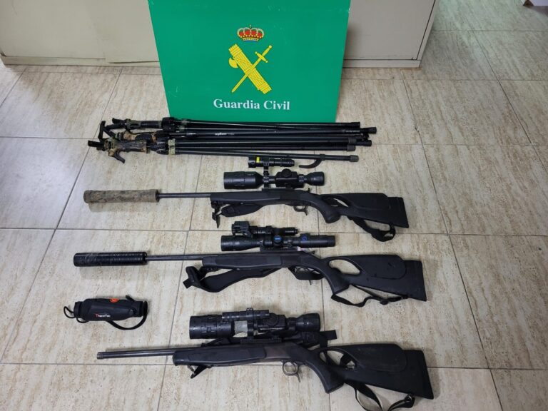 La Guardia Civil investiga a tres personas como supuestas autoras de un delito contra la flora y fauna y otro por tenencia de armas prohibidas en Alcaracejos
