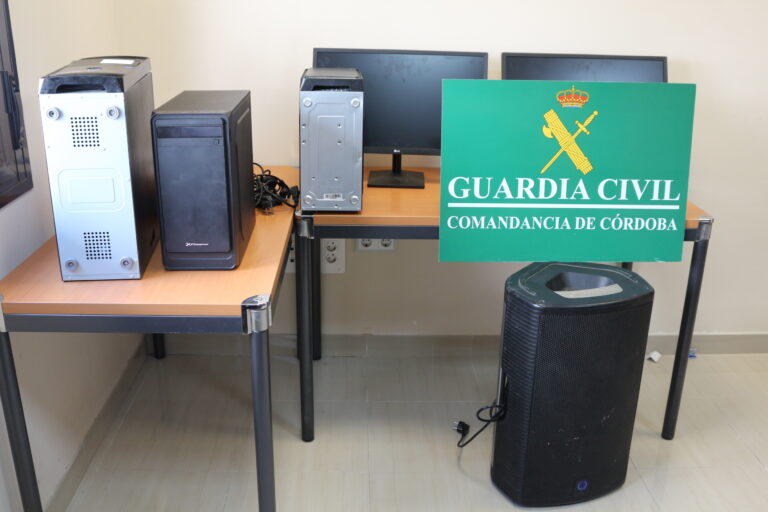 La Guardia Civil dentro del marco de los servicios que viene desarrollando en la provincia contra los robos y hurtos en establecimientos comerciales y asociaciones familiares, ha detenido a dos vecinos de Pozoblanco de 28 y 20 años de edad, como presuntos autores de cinco (5) robos con fuerza cometidos en establecimientos comerciales y centros sociales de la localidad.