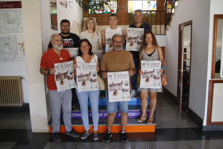 El Ayuntamiento de Hinojosa del Duque ha acogido el acto de presentación de la obra teatral ‘Mil Hombres. El Condesito’, que el Club de Senderismo Entrehinojos representará en la Plaza Duque de Béjar (El Pilarete) este próximo viernes 9 de agosto a las 22:00 horas.