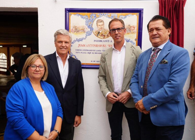 Pozoblanco homenajea a Juan Antonio Ruiz ‘Espartaco’ por su trayectoria con un azulejo en el Coso de Los Llanos azulejo Espartaco Pozoblanco