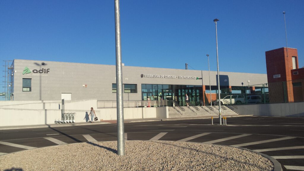 La Junta estudiará "ampliar" los servicios de autobús a la Estación de Villanueva de Córdoba, según la demanda