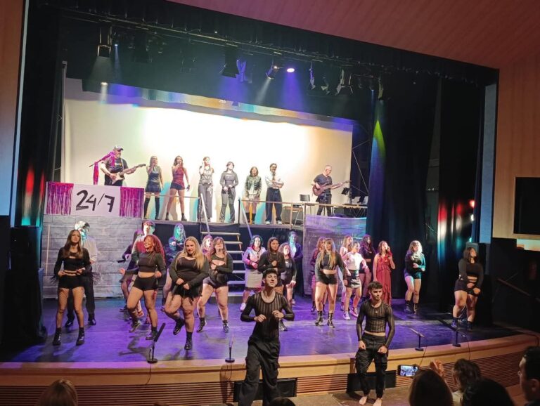 ‘Conectados 24/7’, el musical de la Escuela de Artes Escénicas de Villanueva de Córdoba alcanza los 1.500 espectadores