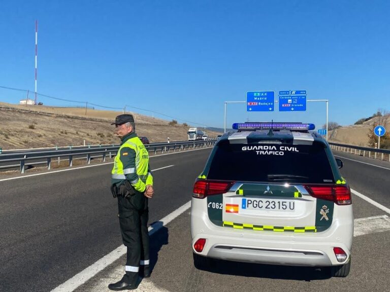 La Guardia Civil investiga a un conductor, que dio positivo en la prueba de drogas, por el atropello de un operario en la N-432