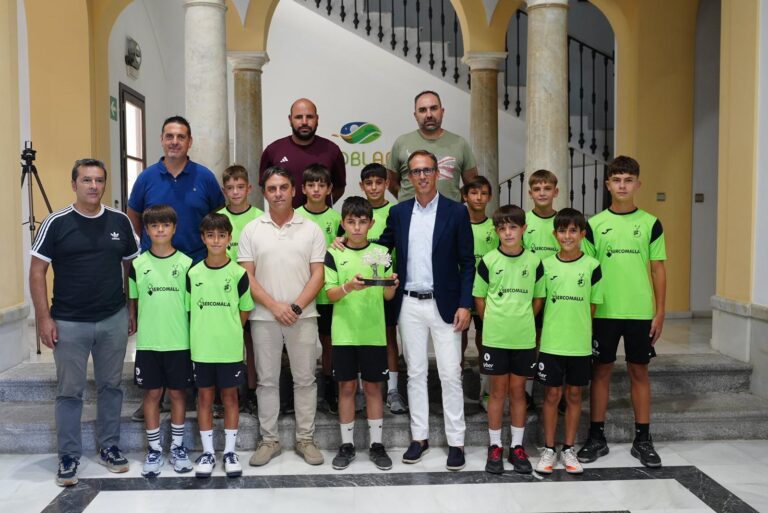 El Ayuntamiento de Pozoblanco recibe al equipo alevín pozoalbense en su histórico ascenso a primera andaluza