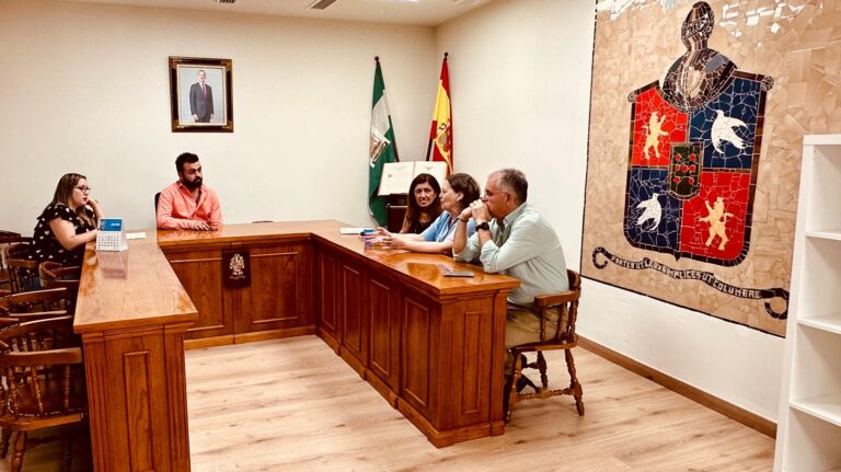 La delegada de Salud visita Villanueva del Duque para abordar necesidades sanitarias y nuevos proyectos de salud