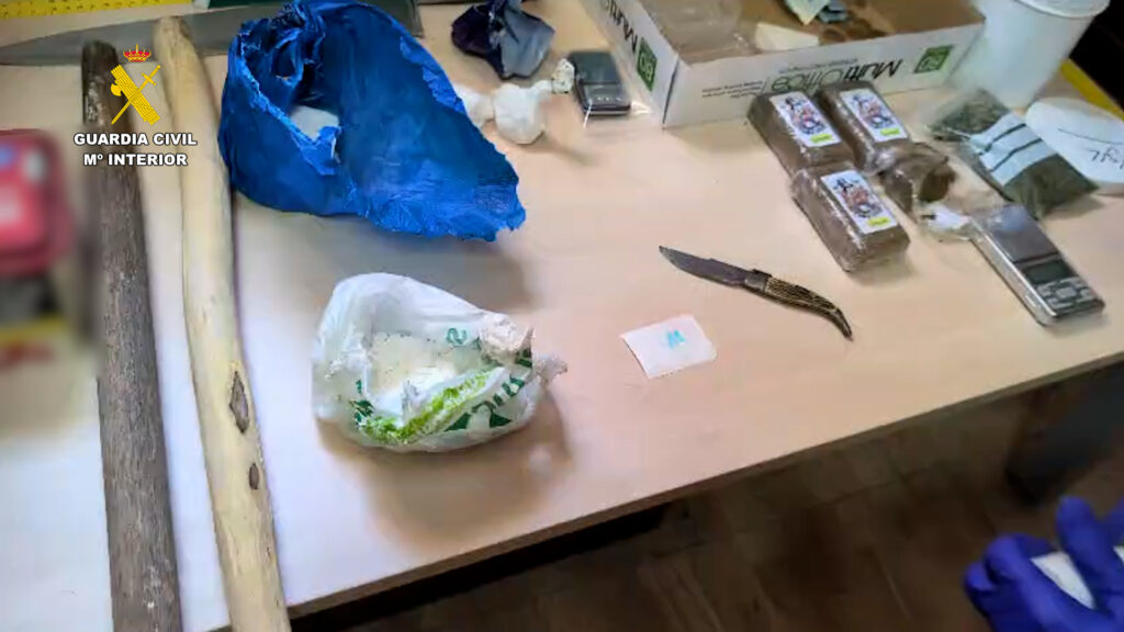 La Guardia Civil detiene a tres personas en Peñarroya-Pueblonuevo y desmantela un punto de venta de drogas muy activo