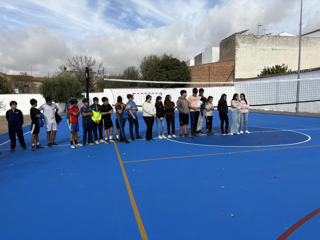 Se estrena la renovada pista polideportiva del CEIP Maestro Rogelio Fernández de Villanueva del Duque