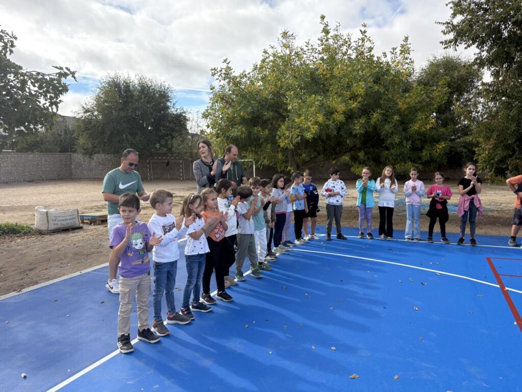 Se estrena la renovada pista polideportiva del CEIP Maestro Rogelio Fernández de Villanueva del Duque