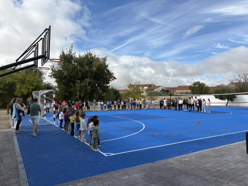 Se estrena la renovada pista polideportiva del CEIP Maestro Rogelio Fernández de Villanueva del Duque
