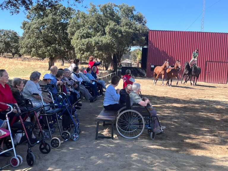 Los usuarios de la Residencia Virgen de Luna de Villanueva de Córdoba disfrutan de una jornada con el espectáculo ecuestre de Paco Martos Los usuarios de la Residencia Virgen de Luna de Villanueva de Córdoba disfrutan de una jornada con el espectáculo ecuestre de Paco Martos