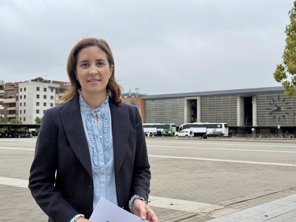 20/10/2025 | La senadora del PP por Córdoba Cristina Casanueva ante la estación de tren. POLITICA ANDALUCÍA ESPAÑA EUROPA CÓRDOBA PP