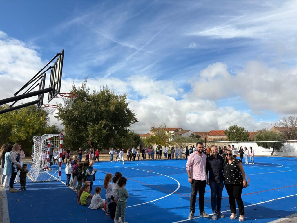 Se estrena la renovada pista polideportiva del CEIP Maestro Rogelio Fernández de Villanueva del Duque