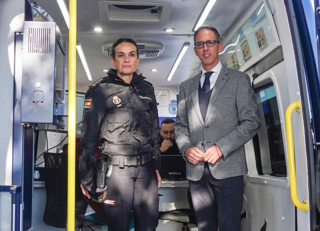 Pozoblanco recibe la nueva Unidad Móvil de la Policía Nacional para expedir el DNI y el pasaporte al instante