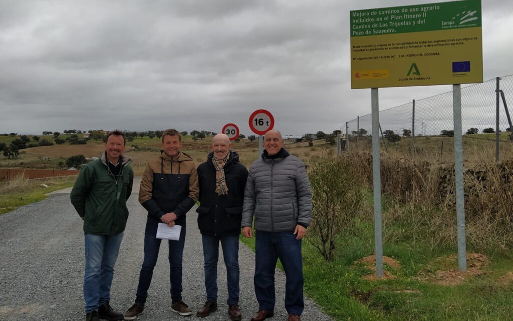 La Junta entrega a Pozoblanco y Pedroche dos caminos rurales renovados con una inversión de 432.000 euros para mejorar la actividad agraria