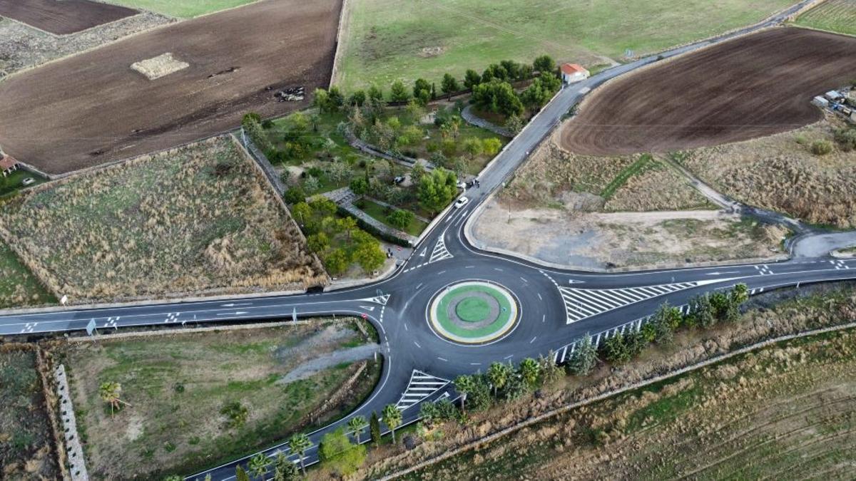 La Junta mejora el acceso a Añora y la seguridad vial con la construcción de una glorieta