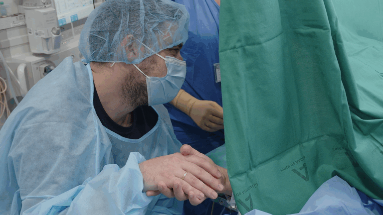 El Hospital Reina Sofía implanta la cesárea pro vínculo, que permite la presencia del acompañante El Hospital Reina Sofía implanta la cesárea pro vínculo, que permite la presencia del acompañante