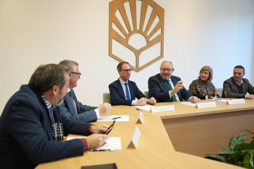 El alcalde de Pozoblanco firma el convenio con la UCO para la realización de programas universitarios para mayores de 50 años