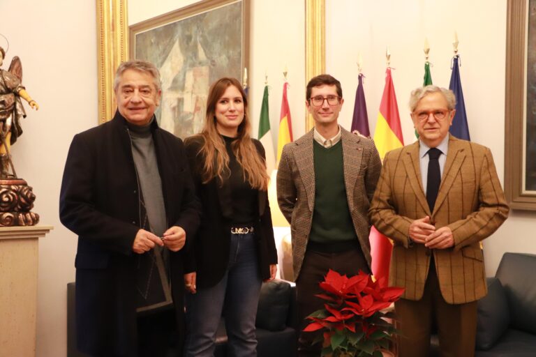 El Ayuntamiento de Hinojosa del Duque y la Diputación de Córdoba firman un convenio para el Aeródromo de Los Pedroches