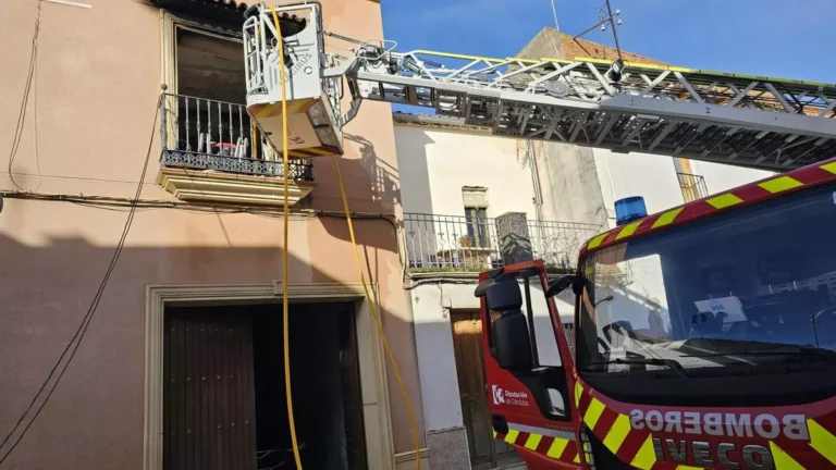 Seis evacuados al hospital, uno menor, tras un incendio en una vivienda en Belmez