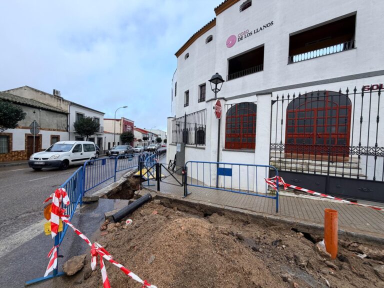 El alcalde de Pozoblanco anuncia otra renovación de 700 metros lineales en la red abastecimiento de agua en la Ronda de la Plaza de Toros