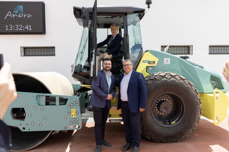 La Diputación contribuye a la mejora de los caminos de Añora y Villanueva del Duque con la adquisición de un rodillo compactador