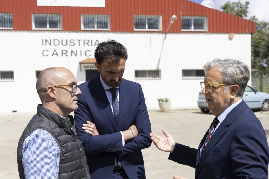 El presidente de la Diputación insiste en Villanueva de Córdoba en la importancia de apostar por modelos de desarrollo más sostenibles y competitivos