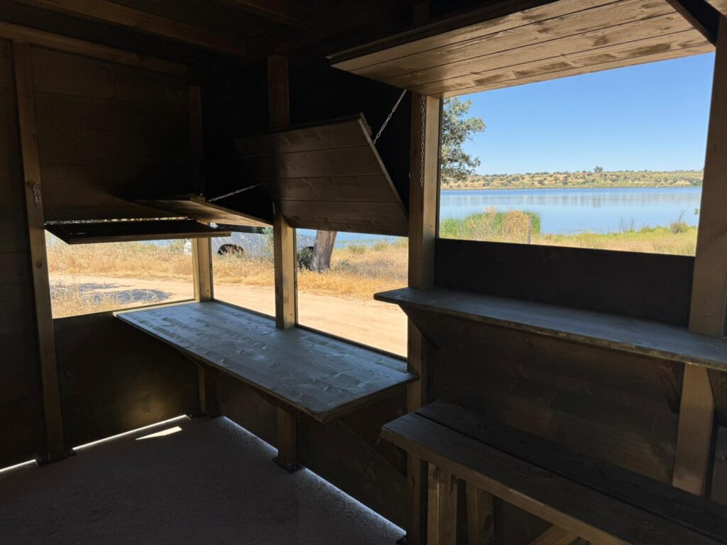 El Viso instala dos observatorios de aves en el entorno del Embalse de La Colada para impulsar el turismo de naturaleza