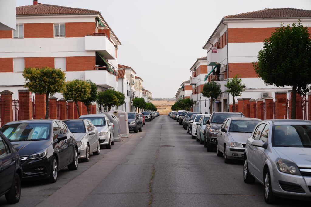 El Ayuntamiento de Pozoblanco impulsa un plan de mejora en el barrio de Las Malvinas con renovación de luminarias, zonas verdes y asfaltado