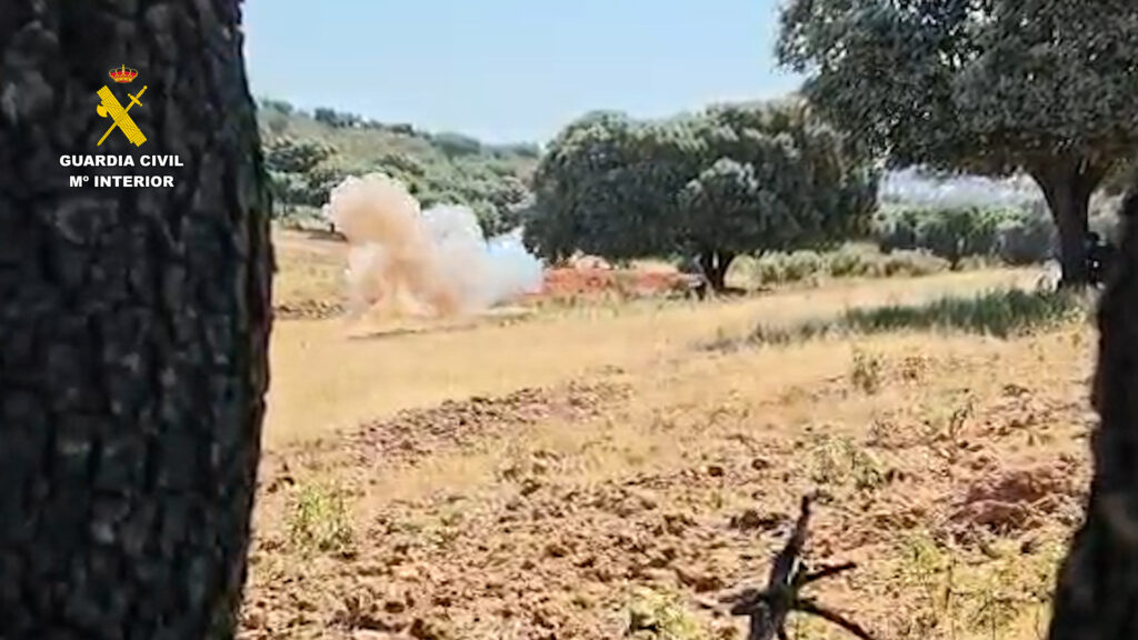La Guardia Civil destruye un proyectil de la Guerra Civil que había aparecido en un coto de caza de Hinojosa del Duque