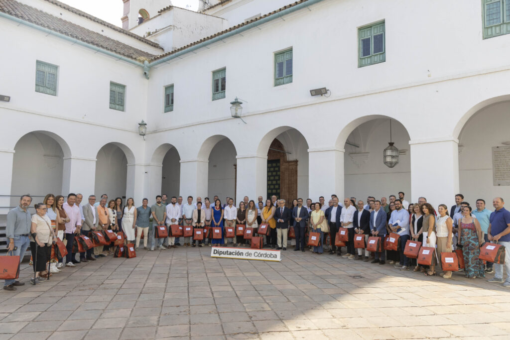 Los ayuntamientos de la provincia reciben el material de las 625 personas que consiguen una oportunidad laboral gracias al ‘Diputación Contrata 2026’