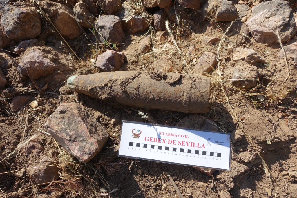 La Guardia Civil destruye un proyectil de la Guerra Civil que había aparecido en un coto de caza de Hinojosa del Duque