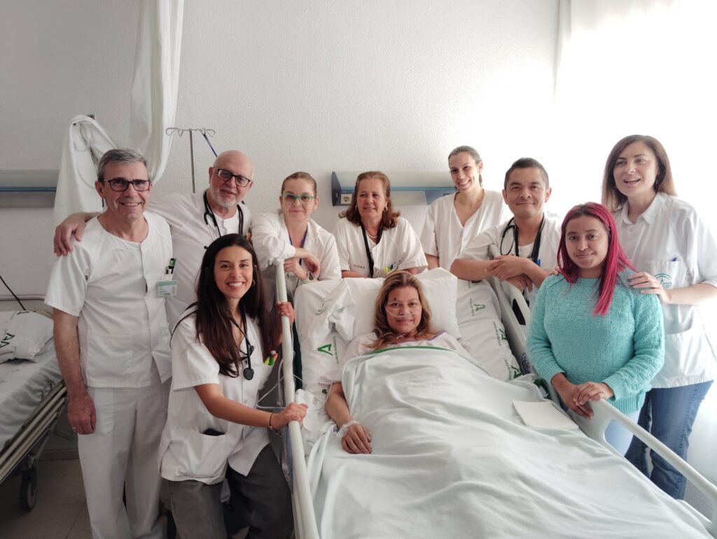 El Hospital Reina Sofía propicia que una paciente en cuidados paliativos regrese a su país
