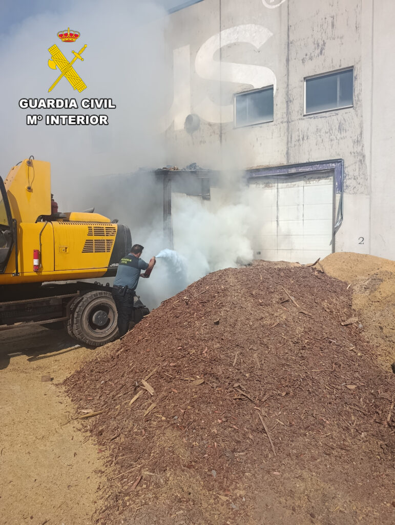 Una patrulla de la Guardia Civil logra sofocar el incendio de una nave industrial en Espiel