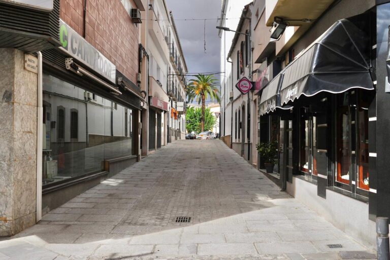 El Ayuntamiento de Pozoblanco finaliza la renovación integral de la calle Maestro Don Camilo